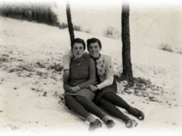 zwei damen im schnee